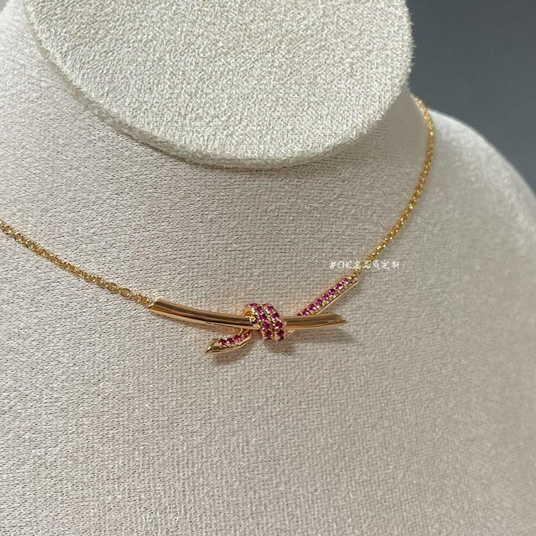 French red ruby v Gold-plated rope knot necklace18k Rose gold knotted light luxury niche design high-end clavicle chain Knot Necklace(Red diamo
French red ruby v Gold-plated rope knot necklace18k Rose gold knotted light luxury niche design high-end clavicle chain Knot Necklace(Red diamo