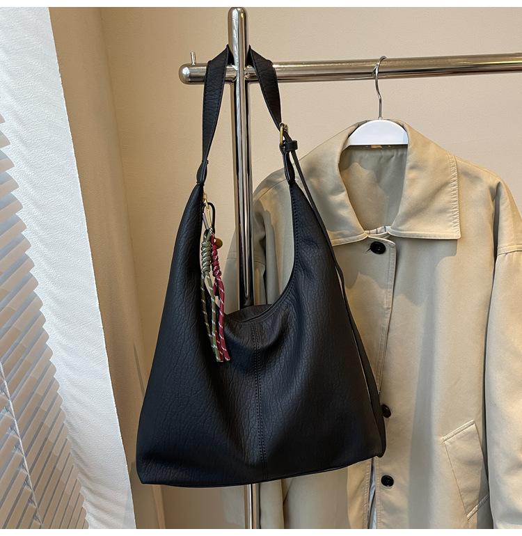 Ретро сумка женская сумка-тоут большая вместимость осень и зима через плечо 2024 новая повседневная на плечо для покупок чёрный