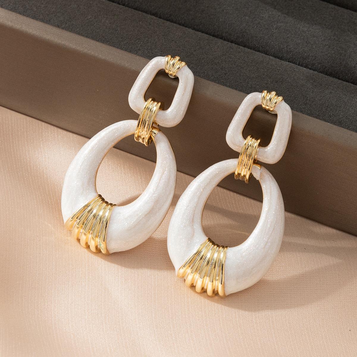 Niche Elliptical Geometric Hollow Earrings High-grade Light Luxury Earrings Hollow Geometric Exaggerated Shape Earrings zinc alloy
Niche Elliptical Geometric Hollow Earrings High-grade Light Luxury Earrings Hollow Geometric Exaggerated Shape Earrings zinc alloy
