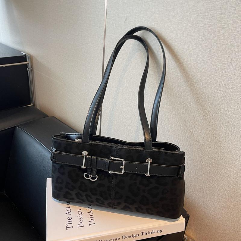 Underarm bag women s new niche work commuter women s bag autumn and winter out leopard print shoulder bag чёрный
Underarm bag women s new niche work commuter women s bag autumn and winter out leopard print shoulder bag чёрный