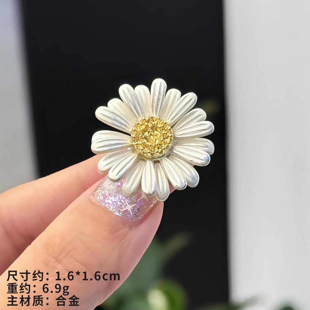 Маленький свежий темперамент, маленькая брошь в виде цветка маргаритки, белая лаковая булавка в виде цветка, аксессуары из высококачественного фактурного пальто
Маленький свежий темперамент, маленькая брошь в виде цветка маргаритки, белая лаковая булавка в виде цветка, аксессуары из высококачественного фактурного пальто