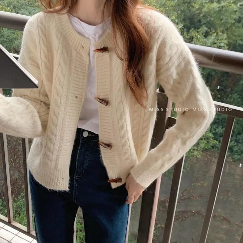 Retro twist knitted cardigan top women s autumn and winter new horn buckle loose lazy sweater jacket average size
Retro twist knitted cardigan top women s autumn and winter new horn buckle loose lazy sweater jacket average size