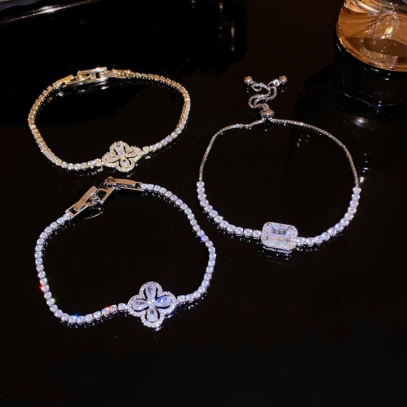 Four-leaf zircon buckle bracelet, fashionable light luxury temperament, high-end bracelet, personalized trendy jewelry.
Four-leaf zircon buckle bracelet, fashionable light luxury temperament, high-end bracelet, personalized trendy jewelry.