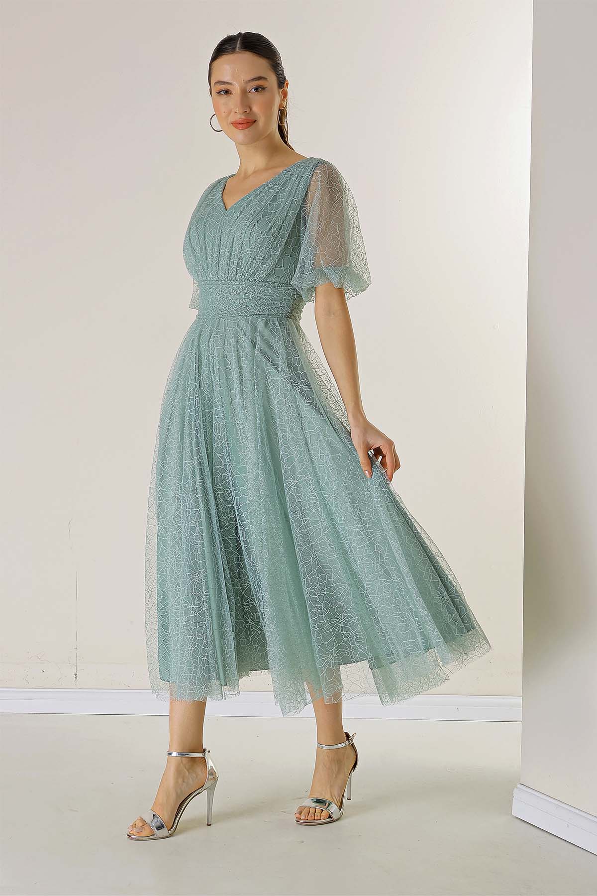 Платье из ткани георгин с блестками спереди и сзади с v-образным вырезом и короткими рукавами-воздушными шарами на подкладке в виде паука 
Платье из ткани георгин с блестками спереди и сзади с v-образным вырезом и короткими рукавами-воздушными шарами на подкладке в виде паука