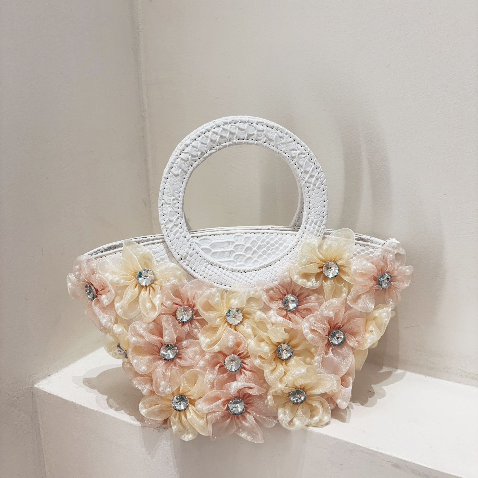 basket, rhinestone flower bag, metal crystal dinner bag, handmade diamond bag, women s handbag. белый
basket, rhinestone flower bag, metal crystal dinner bag, handmade diamond bag, women s handbag. белый