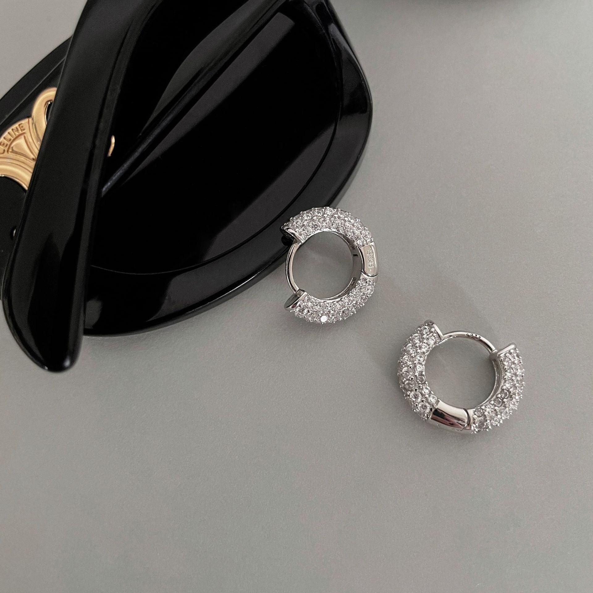 Серьги-кольца из серебра 925 пробы, полностью инкрустированные цирконами, женские, в корейском стиле, модные, легкая роскошь, высококлассные, с темпераментом, нишевые ушные украшения 925 silver needle
Серьги-кольца из серебра 925 пробы, полностью инкрустированные цирконами, женские, в корейском стиле, модные, легкая роскошь, высококлассные, с темпераментом, нишевые ушные украшения 925 silver needle