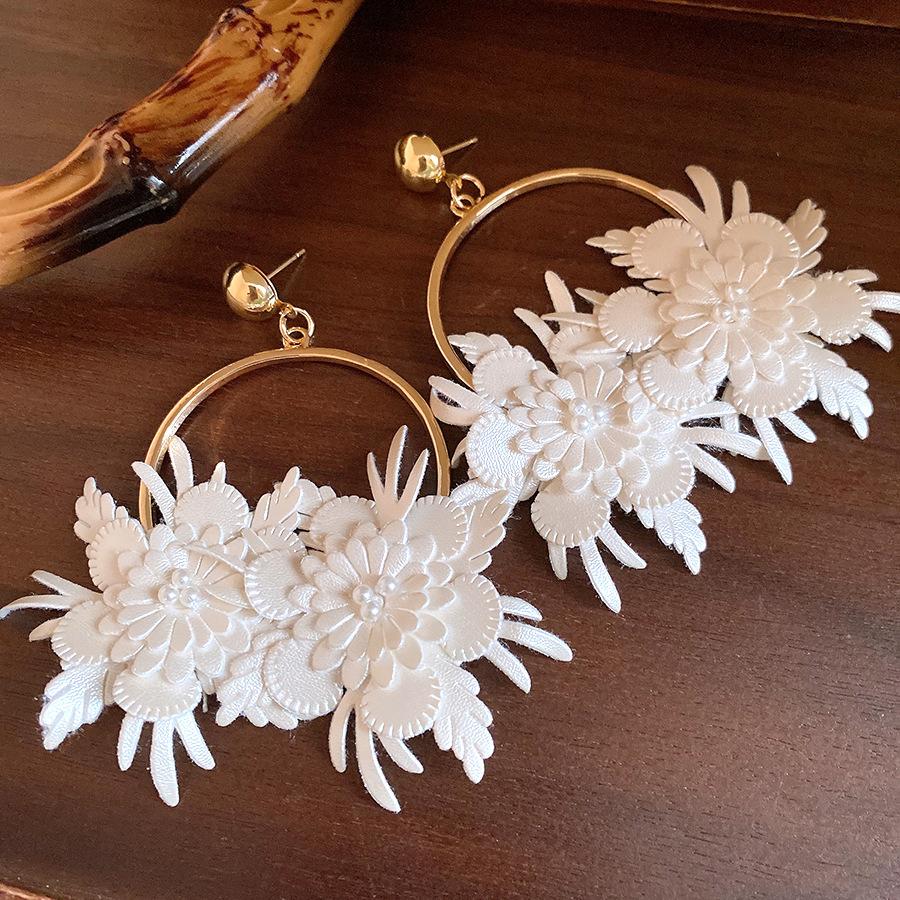 Silver needle leather flower round pendant earrings Korean version fashionable and elegant temperament stud earrings small fresh and high-end earrings
Silver needle leather flower round pendant earrings Korean version fashionable and elegant temperament stud earrings small fresh and high-end earrings