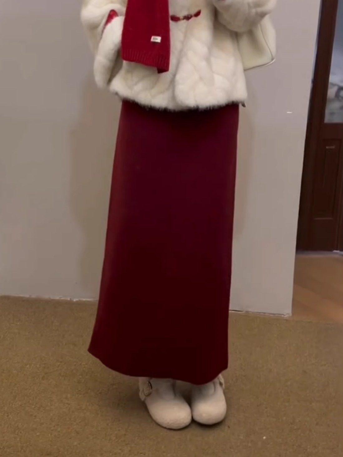 Plus Size Winter Outfit: Chinese Style Furry Coat & Half Skirt Set for Women M (recommended 80-100 jin)
Plus Size Winter Outfit: Chinese Style Furry Coat & Half Skirt Set for Women M (recommended 80-100 jin)