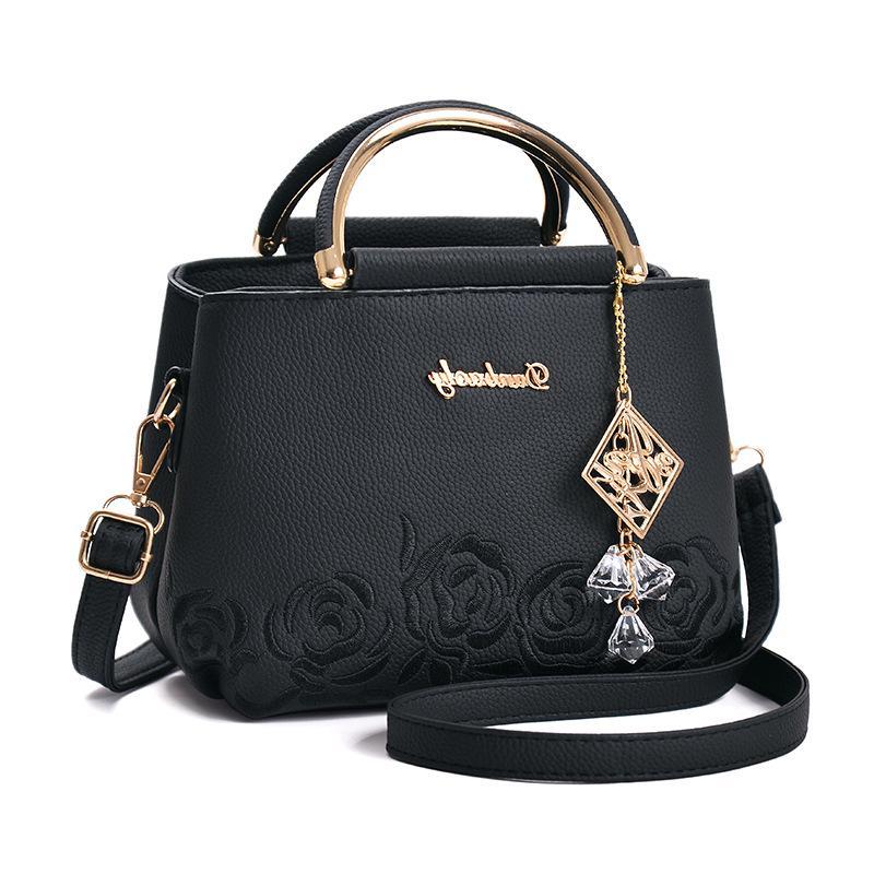 Женская сумка, новая модная ручная сумка через плечо с вышивкой, маленькая сумка на плечо 
Женская сумка, новая модная ручная сумка через плечо с вышивкой, маленькая сумка на плечо