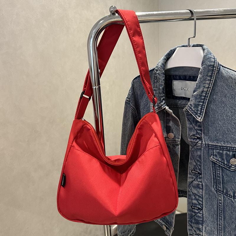 2025 новая японская простая однотонная сумка-мессенджер на плечо тканевая сумка легкая женская сумка модный тренд парная сумка красный
2025 новая японская простая однотонная сумка-мессенджер на плечо тканевая сумка легкая женская сумка модный тренд парная сумка красный