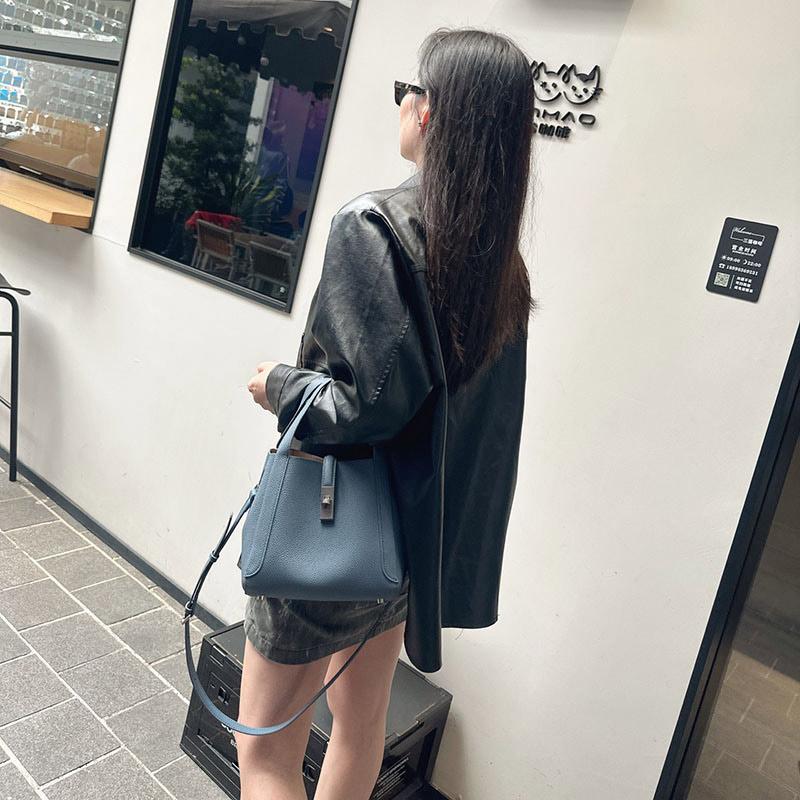 Best-selling Europe America Basket Bag New High-end Tote Bags High-quality Cowhide Shoulder Bags Simple Versatile Crossbody Bags 21x12x19cm синій
Best-selling Europe America Basket Bag New High-end Tote Bags High-quality Cowhide Shoulder Bags Simple Versatile Crossbody Bags 21x12x19cm синій