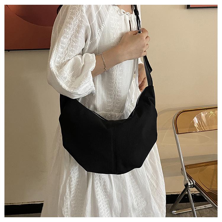 Large capacity dumpling bag women 2025 new fashion simple messenger bag casual high sense armpit bag чорний
Large capacity dumpling bag women 2025 new fashion simple messenger bag casual high sense armpit bag чорний