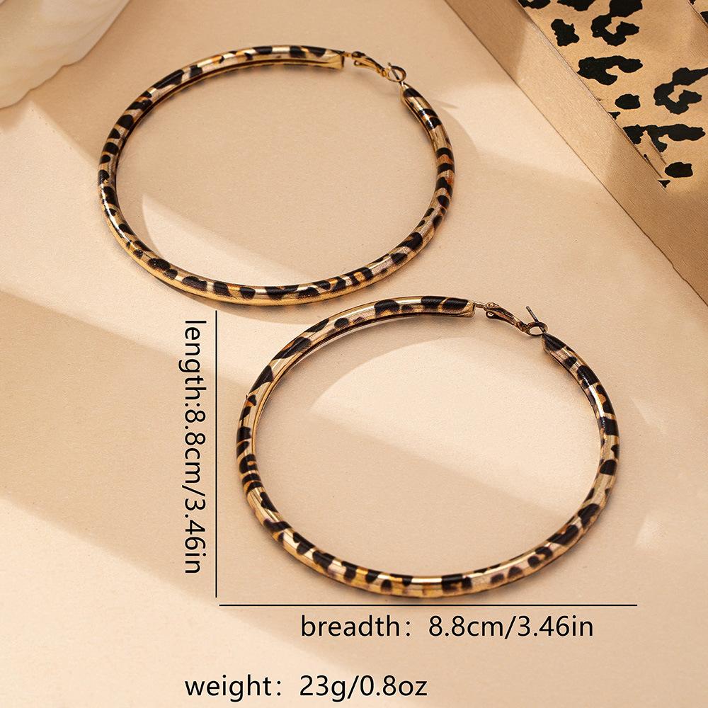 Европейский и американский тренд Геометрические серьги-пусеты с леопардовым принтом в виде круга Преувеличенные серьги с ретро-элегантностью и темпераментом Ювелирные изделия для ушей
Европейский и американский тренд Геометрические серьги-пусеты с леопардовым принтом в виде круга Преувеличенные серьги с ретро-элегантностью и темпераментом Ювелирные изделия для ушей