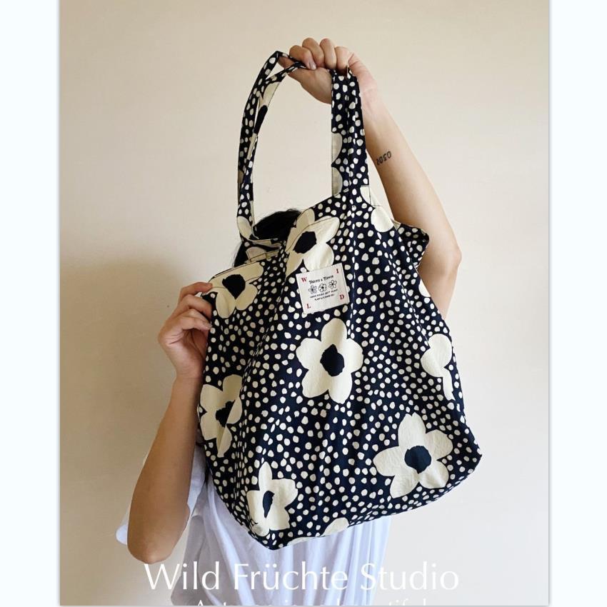 Original Design: Small Black Flower Texture Single Shoulder Printed Handbag
Original Design: Small Black Flower Texture Single Shoulder Printed Handbag