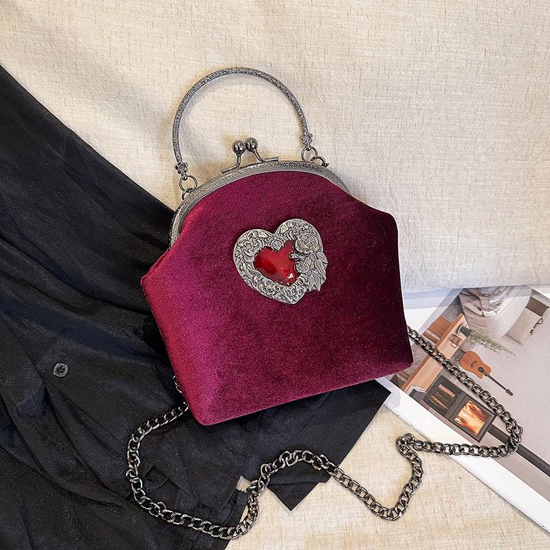 Women s Retro Velvet Handbags French Fashionable Elegant Luxury Design Appliques Chain Clip Banquet Clutch Bag
Women s Retro Velvet Handbags French Fashionable Elegant Luxury Design Appliques Chain Clip Banquet Clutch Bag