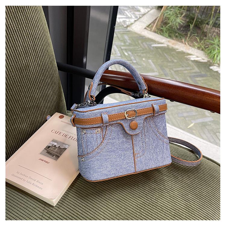Retro box bag season new fashion niche design hand carry pu shoulder crossbody versatile handbag світло-синій колір
Retro box bag season new fashion niche design hand carry pu shoulder crossbody versatile handbag світло-синій колір