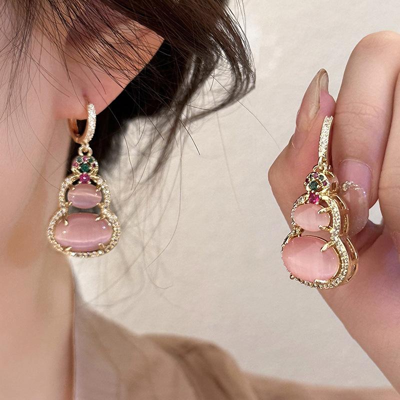 Pink gourd ear buckle sweet retro temperament Guochao earrings niche high-end earrings
Pink gourd ear buckle sweet retro temperament Guochao earrings niche high-end earrings