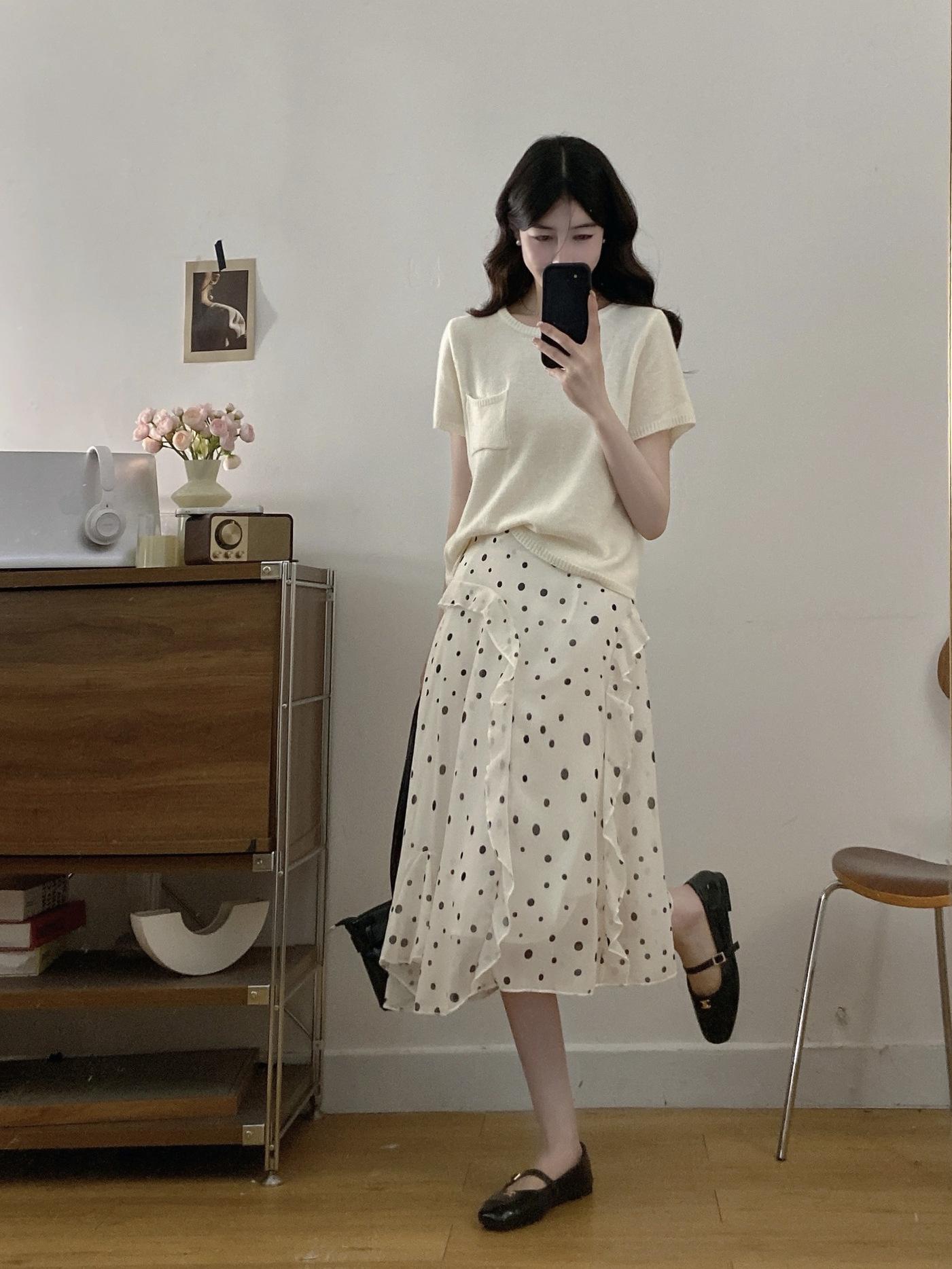 Plus Size Women s Korean Polka Dot Skirt & Knit Top Set with Back Slit Short Sleeves M
Plus Size Women s Korean Polka Dot Skirt & Knit Top Set with Back Slit Short Sleeves M