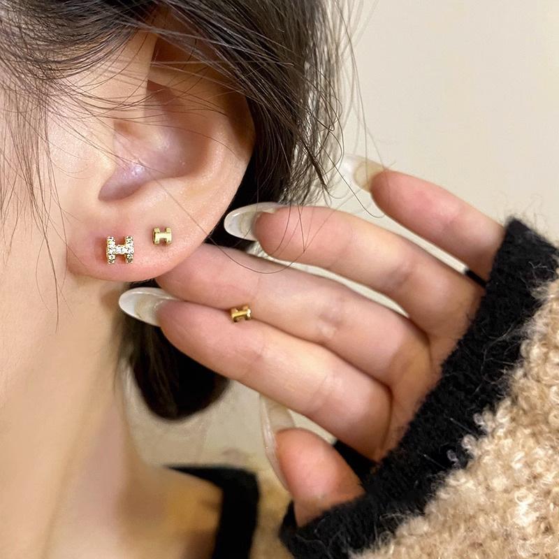 S Needle H Letter Stud Earrings: Chic Women s Piercing - Lightweight for Comfort and Easy Removal
S Needle H Letter Stud Earrings: Chic Women s Piercing - Lightweight for Comfort and Easy Removal