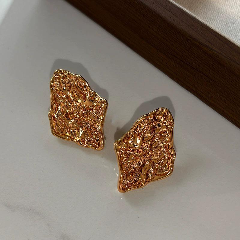 French retro gold and silver contrasting colors irregular lava texture stud earrings women s light luxury high-end unique earrings earrings
French retro gold and silver contrasting colors irregular lava texture stud earrings women s light luxury high-end unique earrings earrings