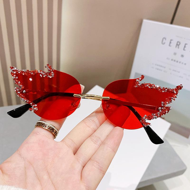 Солнцезащитные очки без оправы с бриллиантами Big Flame Personality Luxury Flash Diamond Sunglasses Halloween Sunglasses
Солнцезащитные очки без оправы с бриллиантами Big Flame Personality Luxury Flash Diamond Sunglasses Halloween Sunglasses