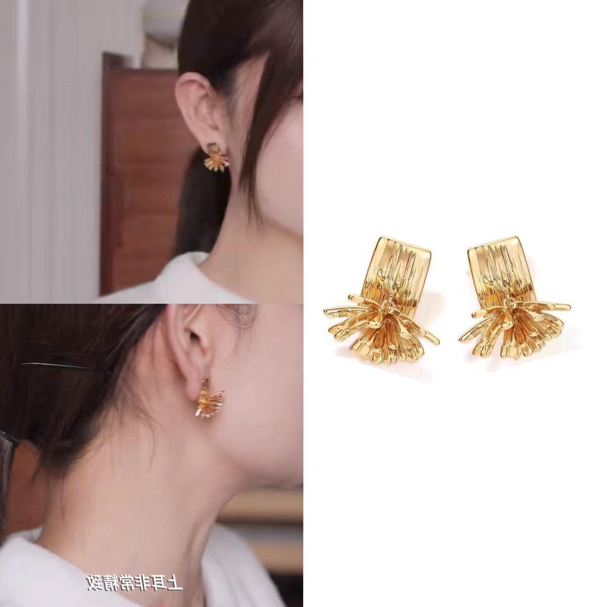 Doudou s Personalized Retro Gold Firework Stud Earrings: Exquisite, Niche Design for High-End, Fashionable Style
Doudou s Personalized Retro Gold Firework Stud Earrings: Exquisite, Niche Design for High-End, Fashionable Style