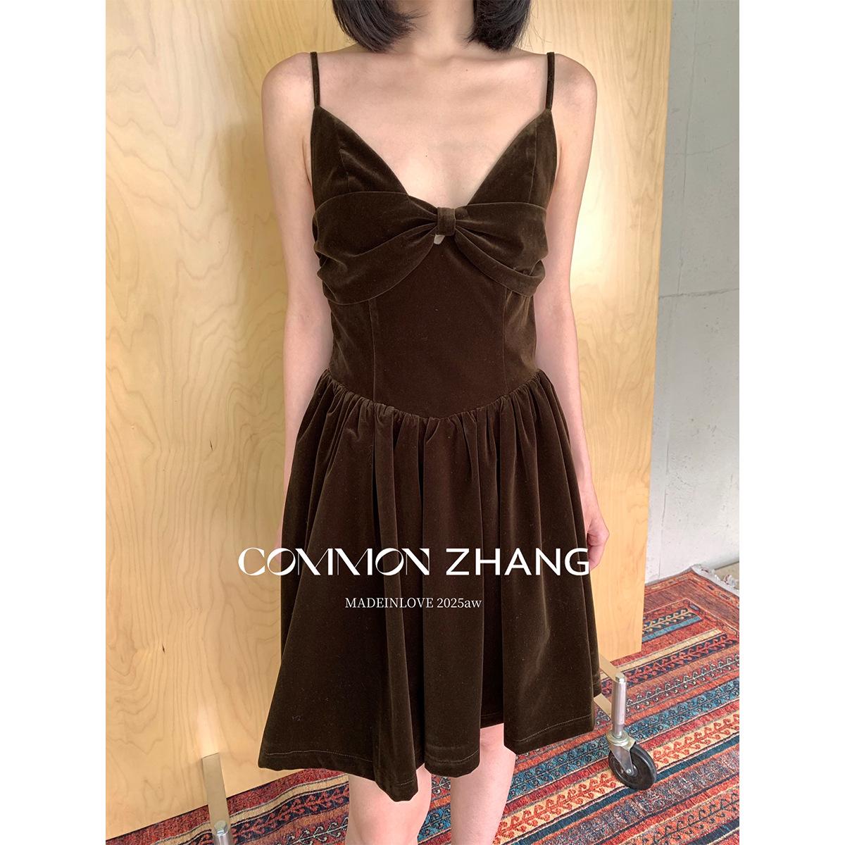 CZ ZHANG Gold Velvet V-neck Camisole Dress for Women - Formal Autumn/Winter Social Gathering Dress B36469 S кавовий
CZ ZHANG Gold Velvet V-neck Camisole Dress for Women - Formal Autumn/Winter Social Gathering Dress B36469 S кавовий