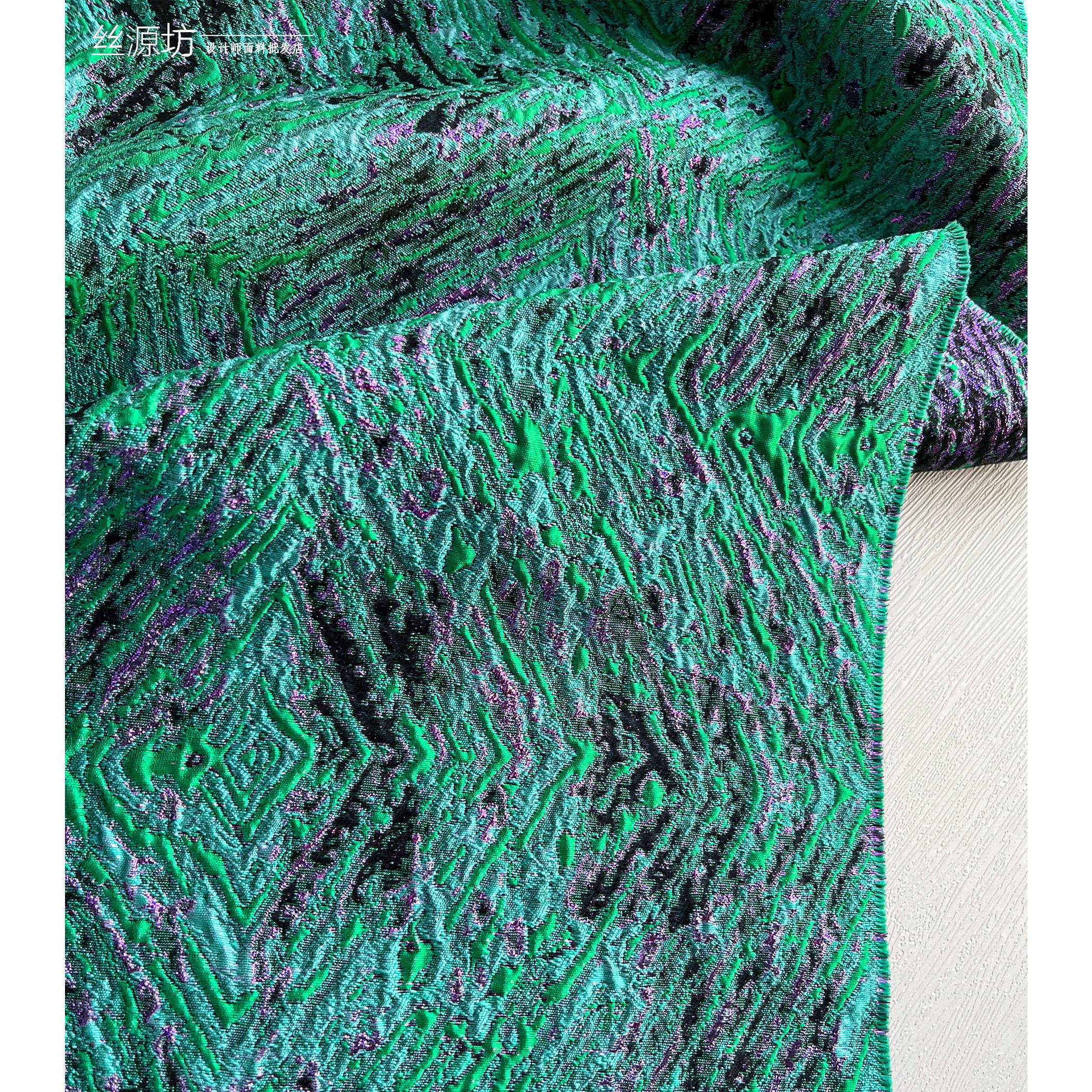 Red Green Undulating Veins Gilded Jacquard Heavy Texture Three-dimensional Chinese Style Coat Jacket Clothing Design Fabric 50x145cm
Red Green Undulating Veins Gilded Jacquard Heavy Texture Three-dimensional Chinese Style Coat Jacket Clothing Design Fabric 50x145cm