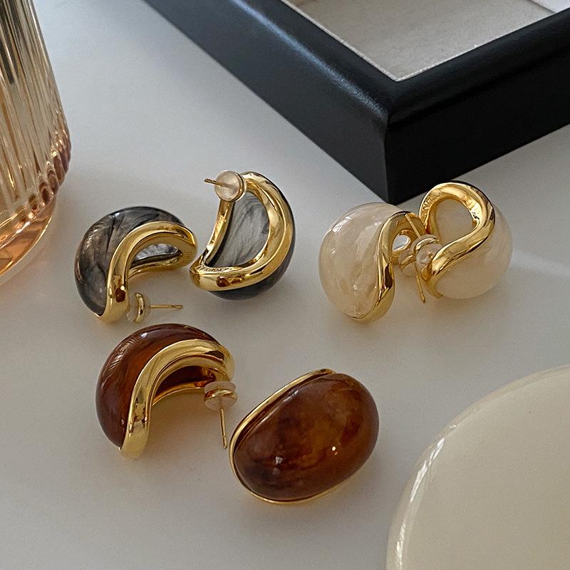 Smudge resin wide-sided oval C-shaped stud earrings retro Maillard earrings light luxury fashion earrings women
Smudge resin wide-sided oval C-shaped stud earrings retro Maillard earrings light luxury fashion earrings women