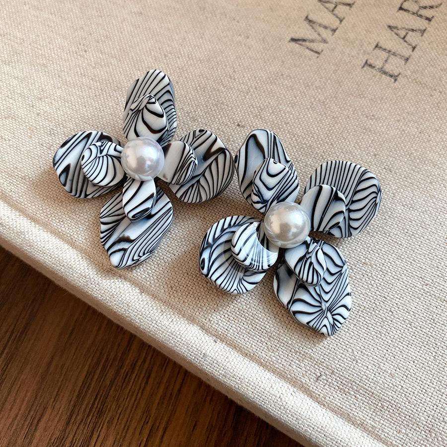 Medieval vintage silver needle resin flower stud earrings retro simple fashion earrings light luxury high-end earrings women
Medieval vintage silver needle resin flower stud earrings retro simple fashion earrings light luxury high-end earrings women