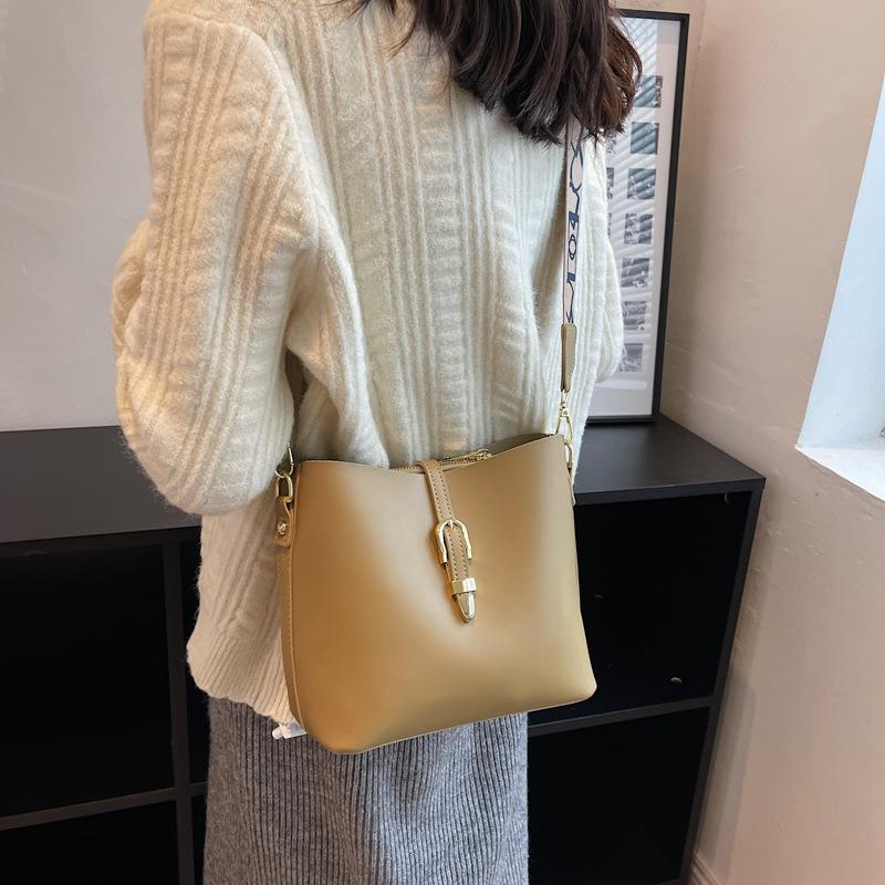 Women s bag large-capacity bucket bag 2025 new versatile fashion soft leather shoulder bag high-texture messenger bag чёрный
Women s bag large-capacity bucket bag 2025 new versatile fashion soft leather shoulder bag high-texture messenger bag чёрный