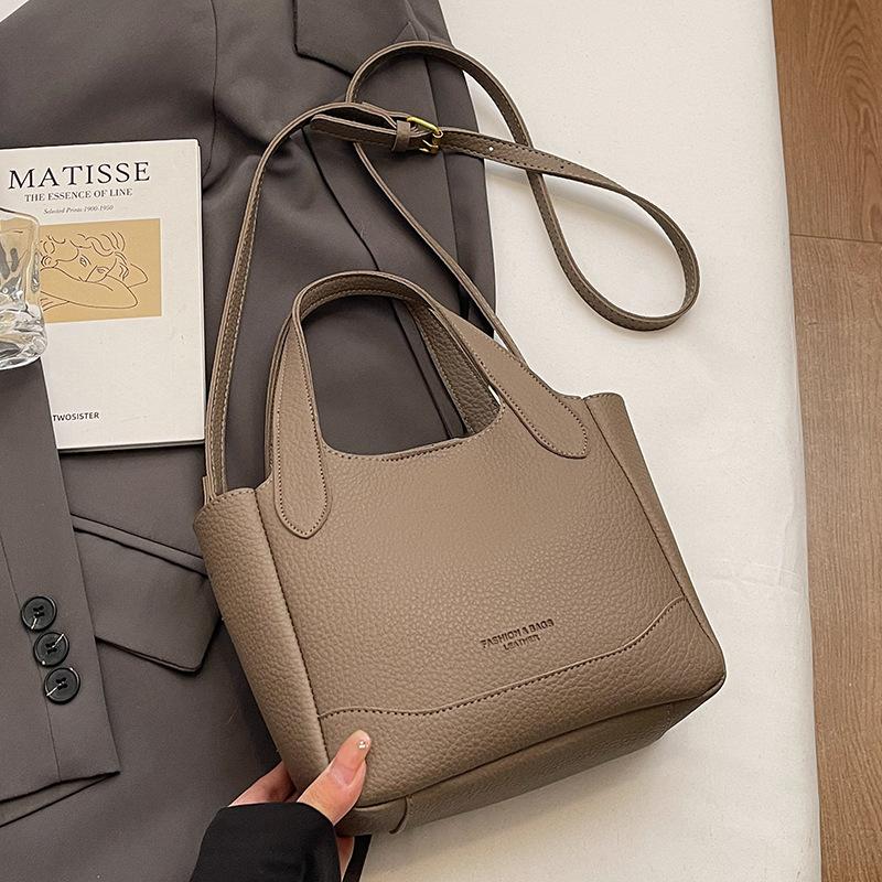 Wholesale popular Korean simple and versatile commuter portable bucket bag women s fashion lychee pattern texture solid color messenger bag
Wholesale popular Korean simple and versatile commuter portable bucket bag women s fashion lychee pattern texture solid color messenger bag