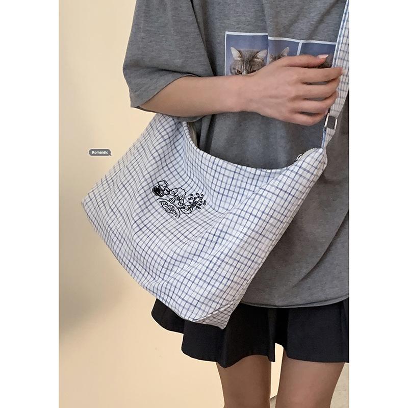 Fashion plaid large-capacity canvas bag women s 2025 new shoulder bag soft-faced lazy wind messenger bag
Fashion plaid large-capacity canvas bag women s 2025 new shoulder bag soft-faced lazy wind messenger bag