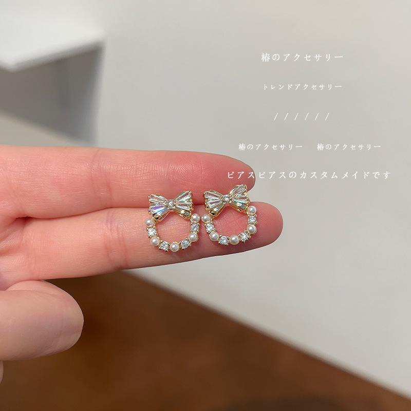 Sweet bow silicone ear clips, no ear piercings, design, personalized trendy studs, high-end sense, niche mosquito coil disc earrings. 14k
Sweet bow silicone ear clips, no ear piercings, design, personalized trendy studs, high-end sense, niche mosquito coil disc earrings. 14k