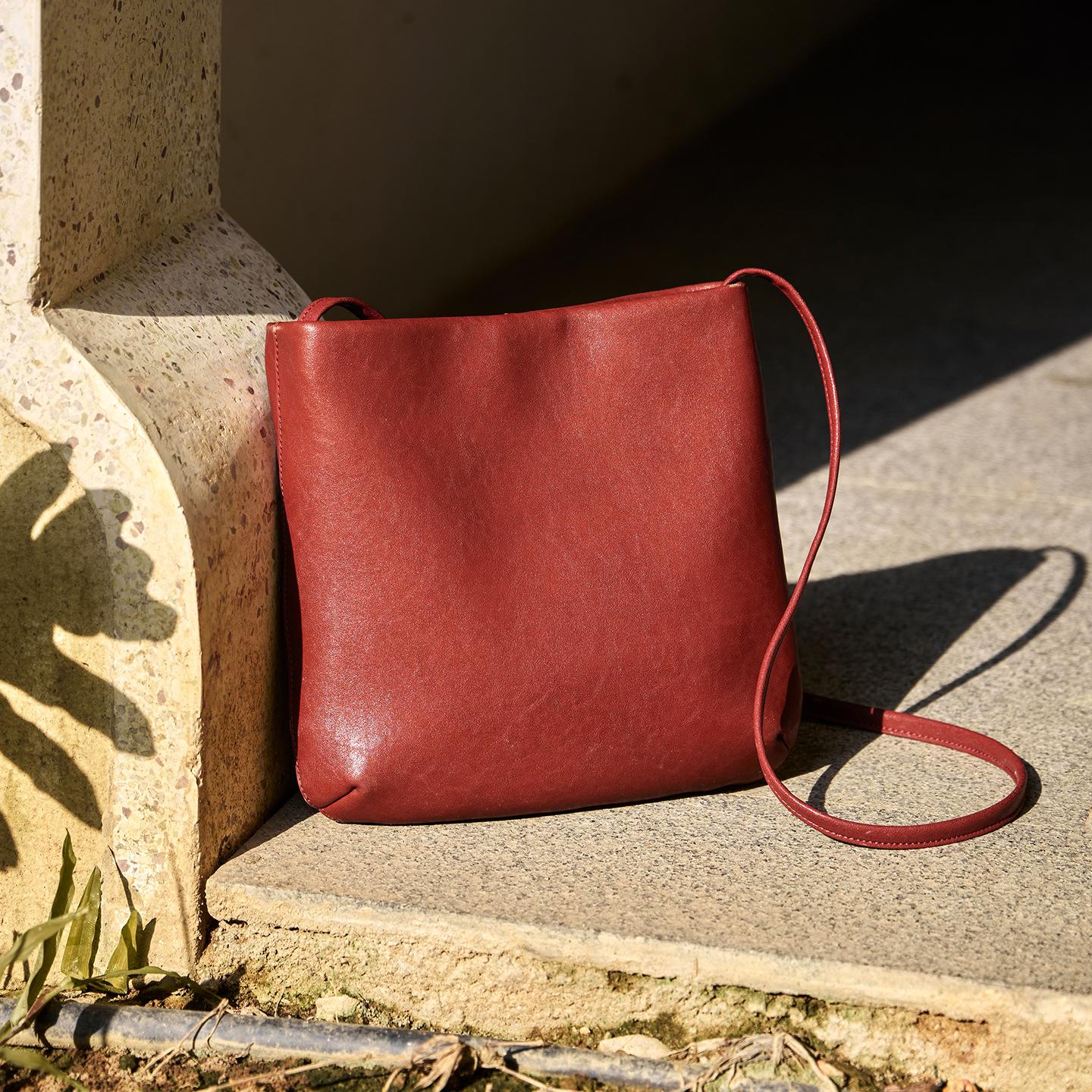 2025 New Simple Bucket Bag Women s Bag New Genuine Leather Fashion Single Shoulder Niche Crossbody Bag Versatile Commuter Bag Lower Width25CM*Upper Wid
2025 New Simple Bucket Bag Women s Bag New Genuine Leather Fashion Single Shoulder Niche Crossbody Bag Versatile Commuter Bag Lower Width25CM*Upper Wid