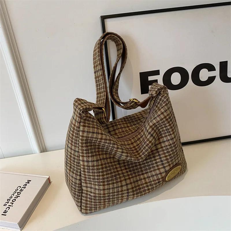 Checkered Gingham Women s Crossbody Bags Woolen Plaid Female Shoulder Bags Retro Trendy Ladies Large Handbags with Pendant
Checkered Gingham Women s Crossbody Bags Woolen Plaid Female Shoulder Bags Retro Trendy Ladies Large Handbags with Pendant