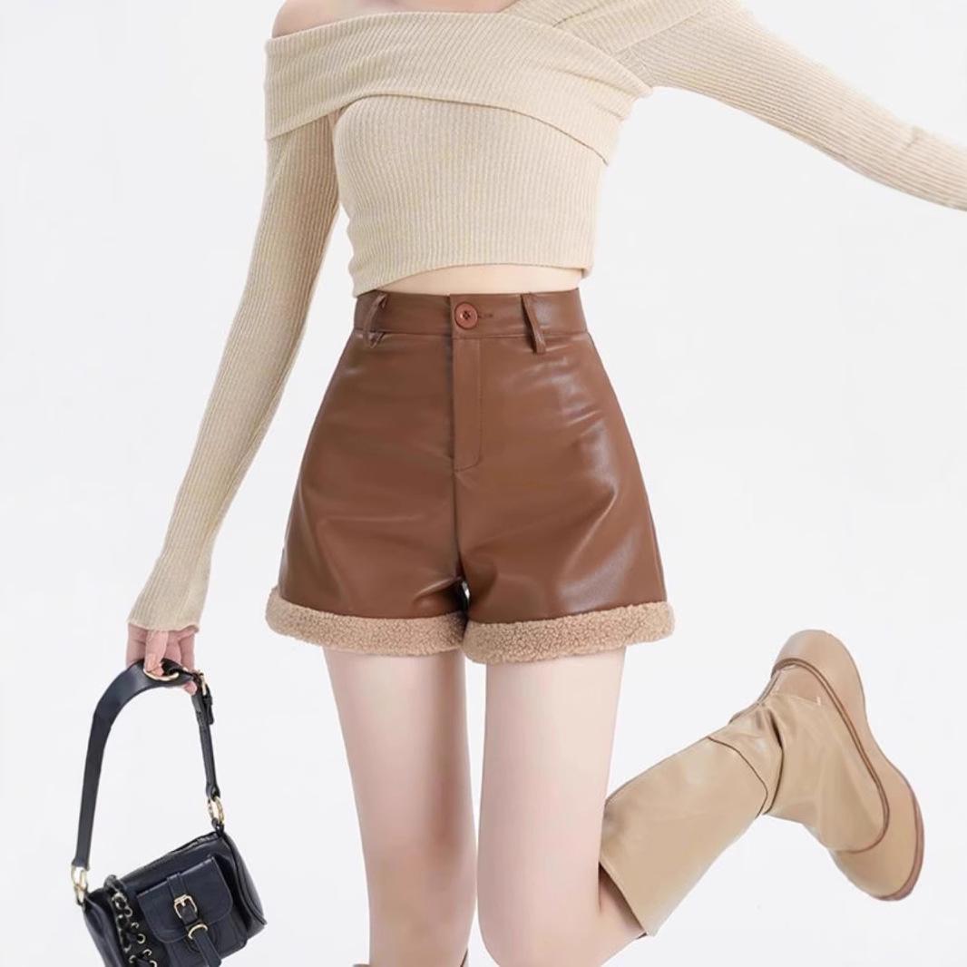 Women s A-Line Wide-Leg Black PU Leather Shorts - Slimming Casual Autumn/Winter 2024 Collection L (suggested 105-118 lbs)
Women s A-Line Wide-Leg Black PU Leather Shorts - Slimming Casual Autumn/Winter 2024 Collection L (suggested 105-118 lbs)