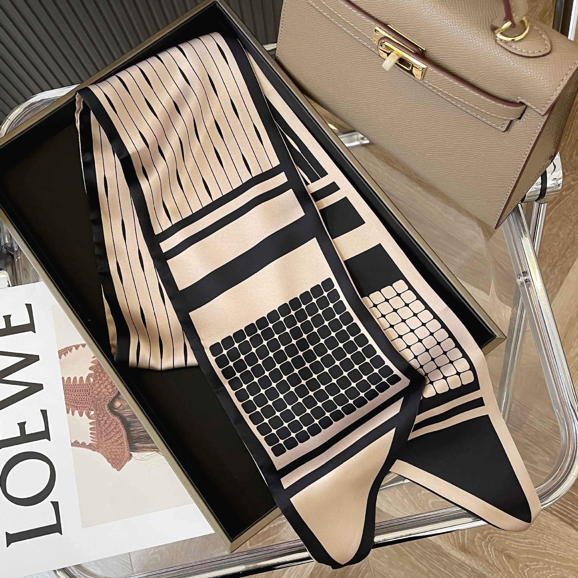 Высококачественные роскошные шелковые шарфы, повязка на голову, шарфы, шейный шарф для женщин, шелковый шарф с цепочкой, женская декоративная шаль 150-14cm
Высококачественные роскошные шелковые шарфы, повязка на голову, шарфы, шейный шарф для женщин, шелковый шарф с цепочкой, женская декоративная шаль 150-14cm