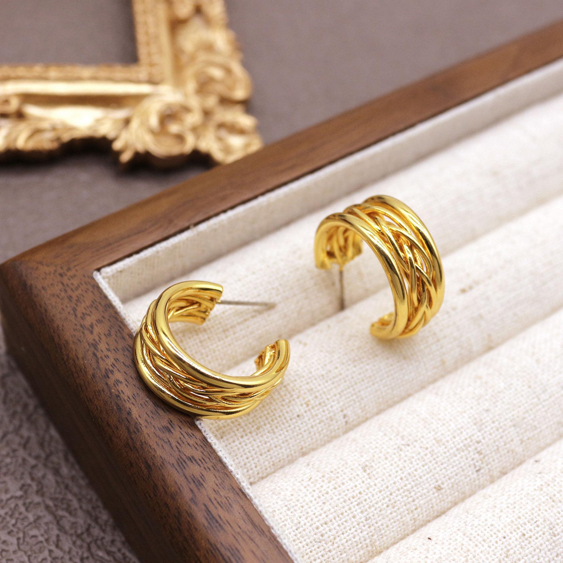 High-End Retro Textured Stud Earrings: Versatile, Luxurious Design for Women
High-End Retro Textured Stud Earrings: Versatile, Luxurious Design for Women