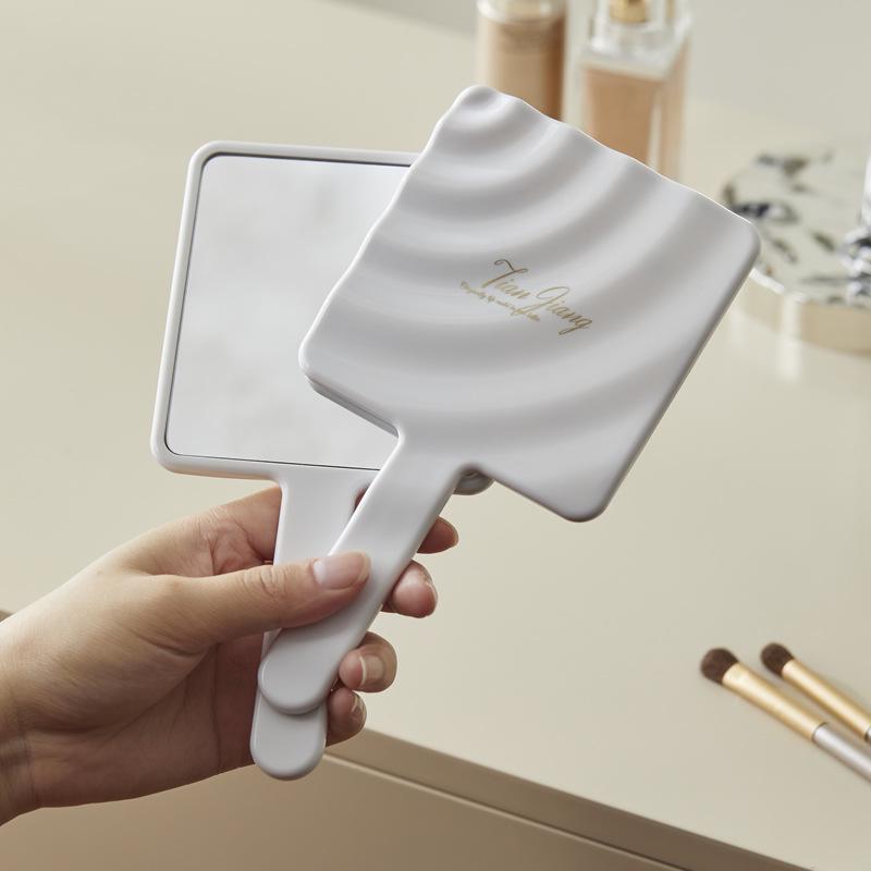 Luxurious Handheld Makeup Mirror for Women: Portable, High-Definition, Perfect for Beauty Touch-Ups молочный белый
Luxurious Handheld Makeup Mirror for Women: Portable, High-Definition, Perfect for Beauty Touch-Ups молочный белый