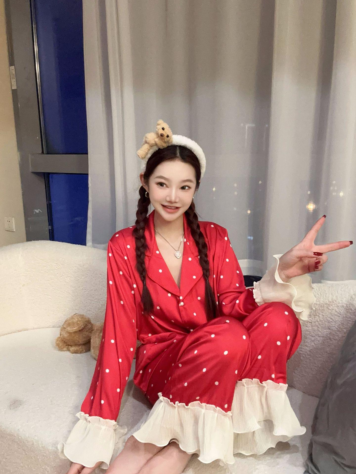 Женский кардиган-пижама Yase Snow Whisper из ледяного шелка в горошек - Сказочный стиль для весны/осени. XL
Женский кардиган-пижама Yase Snow Whisper из ледяного шелка в горошек - Сказочный стиль для весны/осени. XL