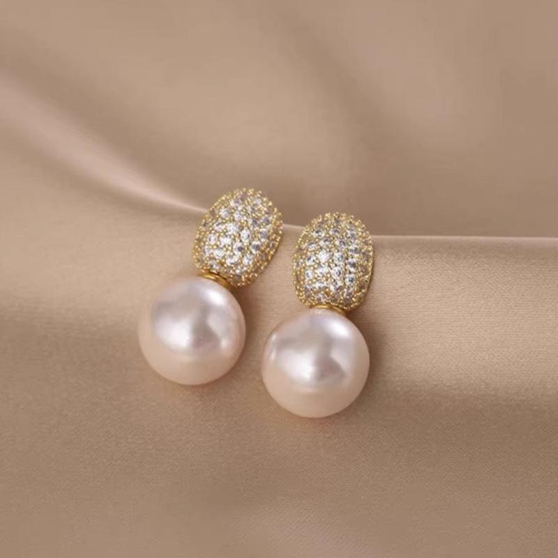 Light luxury zircon pearl earclips, high-end retro zircon earrings, niche design temperament earrings, simple earrings
Light luxury zircon pearl earclips, high-end retro zircon earrings, niche design temperament earrings, simple earrings