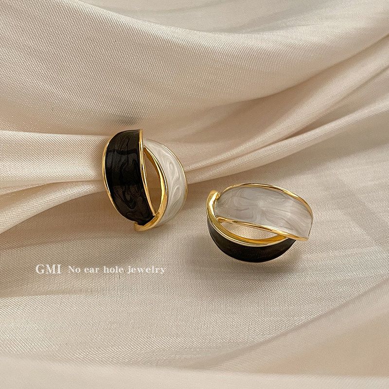 and American Style Color-Blocking Enamel Ear Clips for Women, Retro Hong Kong Style Earrings, 2026 New Model, Light Luxury, High-End Niche Ear Cuffs Black and White Contrasting Triangle Ear Clips
and American Style Color-Blocking Enamel Ear Clips for Women, Retro Hong Kong Style Earrings, 2026 New Model, Light Luxury, High-End Niche Ear Cuffs Black and White Contrasting Triangle Ear Clips