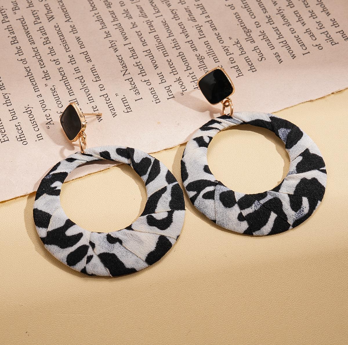 Fabric leopard print winding round steel needle earrings fashion earrings
Fabric leopard print winding round steel needle earrings fashion earrings
