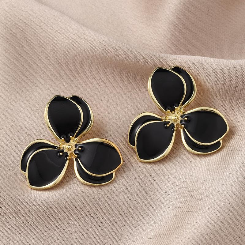 Hot-selling Korean version of simple niche design black dripping flower earrings for women
Hot-selling Korean version of simple niche design black dripping flower earrings for women