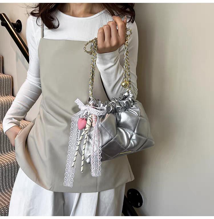 Bow Bucket Bag Ins Love Fashion Diamond-grid Shoulder Style Chain Cross-section 21x8x17 срібний
Bow Bucket Bag Ins Love Fashion Diamond-grid Shoulder Style Chain Cross-section 21x8x17 срібний