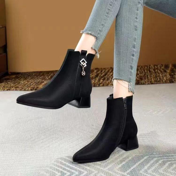 Сапоги женские 2025 хлопковые туфли осень и зима острый носок новый средний каблук толстый каблук женская обувь для женщин среднего возраста бархатные короткие сапоги женский тренд 35 чёрный
Сапоги женские 2025 хлопковые туфли осень и зима острый носок новый средний каблук толстый каблук женская обувь для женщин среднего возраста бархатные короткие сапоги женский тренд 35 чёрный