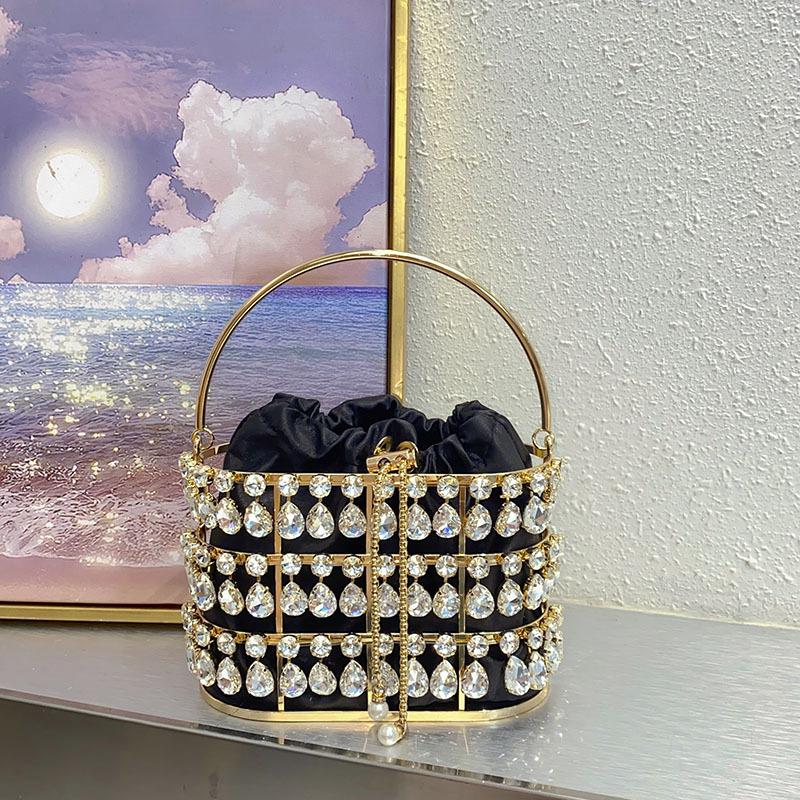 Luxury Sparkling Diamond Studded Bucket Bag Bead Shain Crystal Banquet Bag Carved Basket Bag Lady Handbag чёрный
Luxury Sparkling Diamond Studded Bucket Bag Bead Shain Crystal Banquet Bag Carved Basket Bag Lady Handbag чёрный