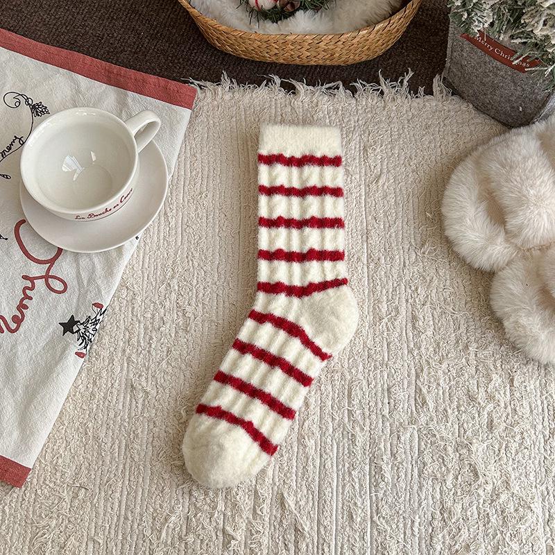 Women s Red Striped Fleece-Lined Wool Socks: Thick, Mid-Calf Sleep Socks for Winter and New Year One Size
Women s Red Striped Fleece-Lined Wool Socks: Thick, Mid-Calf Sleep Socks for Winter and New Year One Size