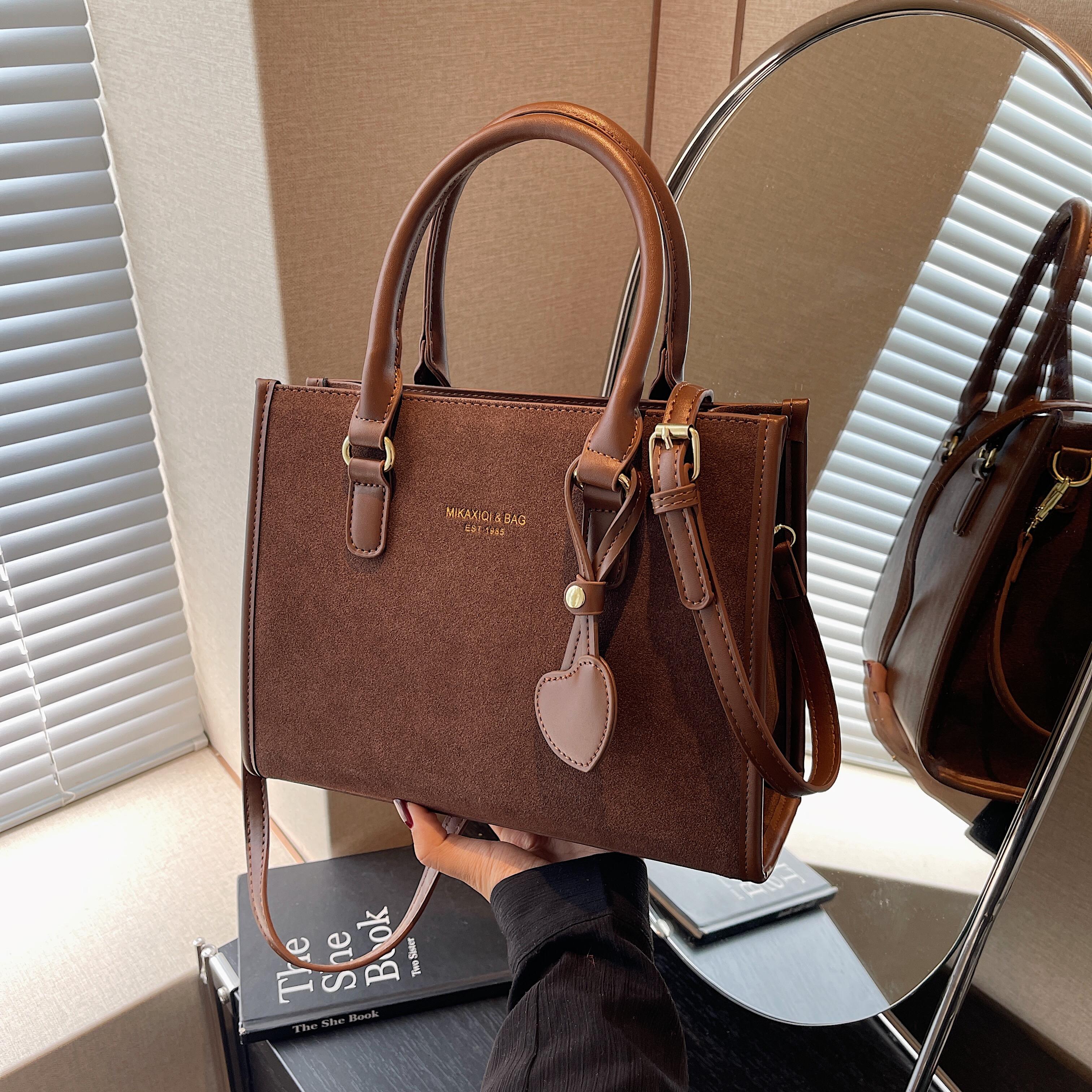 Классическая ретро сумка модная большая вместительная сумка любовные письма по всему плечу сумка
Классическая ретро сумка модная большая вместительная сумка любовные письма по всему плечу сумка